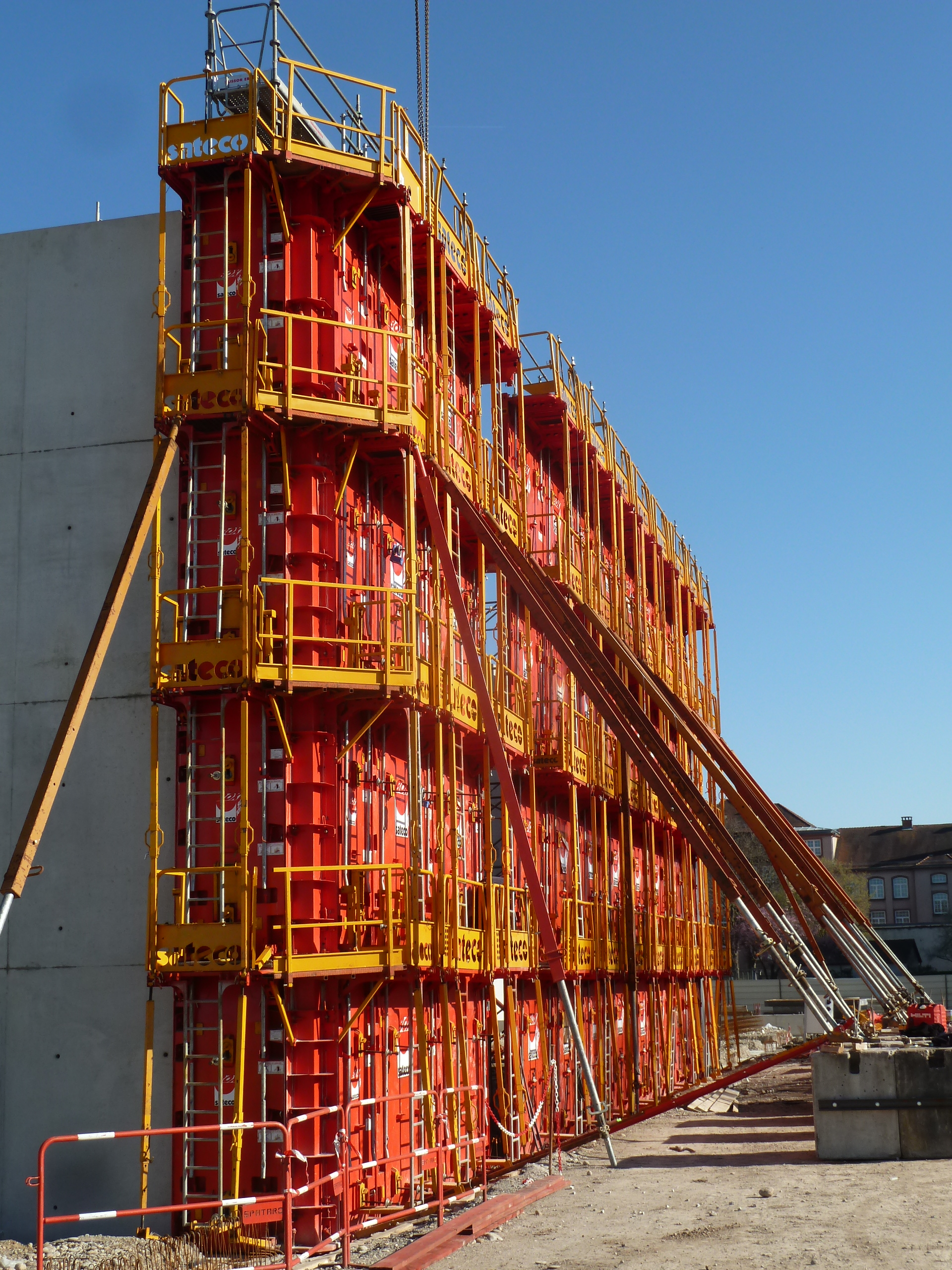 Chantier de Béton autoplaçant chantier salle des fêtes de Saint-Louis